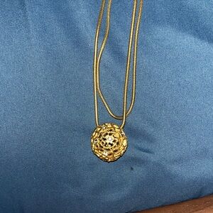 Elegant Gold Pendant Necklace